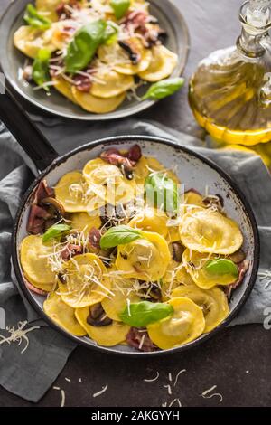 Ravioli di pasta ripieni di spinaci mustooms prosciutto basilico e parmigiano Foto Stock