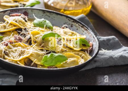 Ravioli di pasta ripieni di spinaci mustooms prosciutto basilico e parmigiano Foto Stock