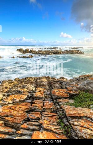 Sud Africa, Western Cape, costa rocciosa di Cape Aghulas dove l'Oceano Indiano incontra l'Oceano Atlantico Foto Stock
