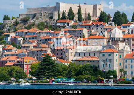 Croazia, Dalmazia Settentrionale, Sibenik Knin, costa dalmata, Sibenik, Porto, Saint James Cathedral elencati come patrimonio mondiale dall'UNESCO, la fortezza di San Michele Foto Stock