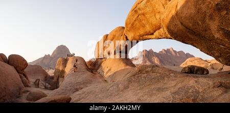 La Namibia, Erongo provincia, Spitzkoppe, l'arco Foto Stock