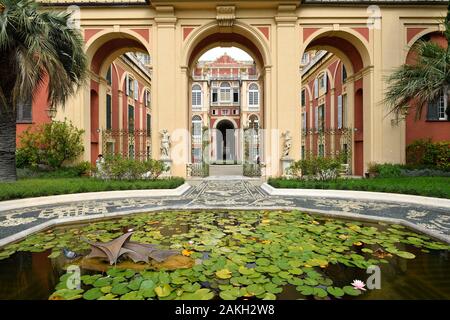 In Italia, la Liguria, Genova, Museo di Palazzo Reale, i giardini, bacino nel mezzo di un mosaico di ciottoli Foto Stock