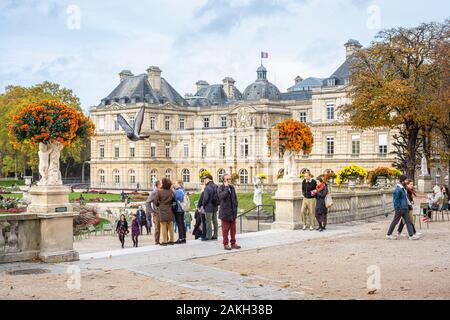 Francia, Parigi, Odeon district, dal giardino del Lussemburgo, il Palazzo del Lussemburgo, la sede del Senato francese Foto Stock