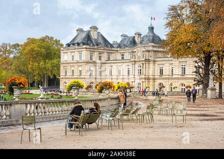 Francia, Parigi, Odeon district, dal giardino del Lussemburgo, il Palazzo del Lussemburgo, la sede del Senato francese Foto Stock