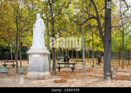 Francia, Parigi, Odeon district, dal giardino del Lussemburgo in autunno, statua di Jeanne d'Albret Foto Stock