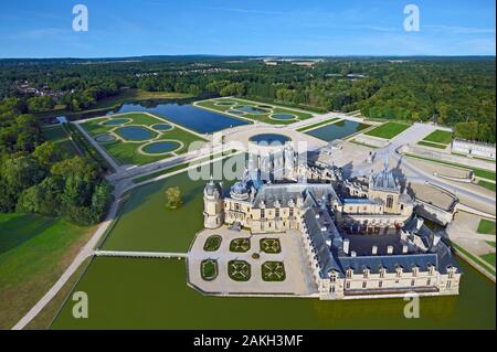Francia, Oise, il castello di Chantilly e i suoi giardini in stile francese progettato da André Le Nôtre (vista aerea) Foto Stock