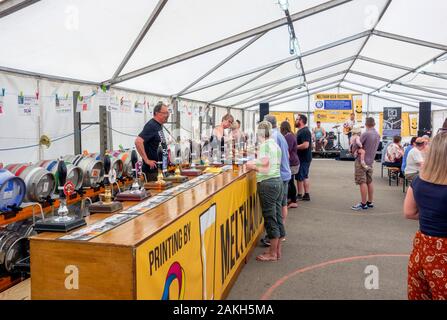 La birra tenda a Meltham festa della birra in aprile 2019, Meltham, Leeds, West Yorkshire, Inghilterra, Regno Unito Foto Stock