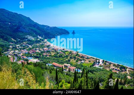 Agios Gordios Beach con crystal clear acque azzurre e spiaggia bianca in un bellissimo paesaggio di montagna paesaggio - Costa Paradiso isola di Corfù, Ionia Foto Stock