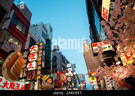 Osaka, Giappone - 3 Aprile 2019 : notte del ristorante Dotonbori food street a molla Foto Stock