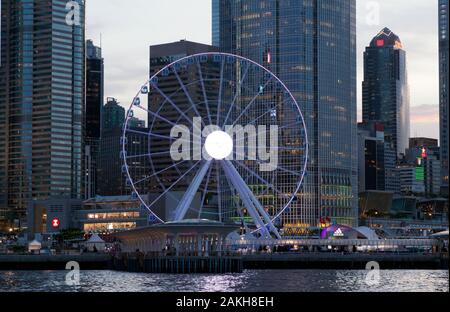 Vista da vicino, al tramonto della Hong Kong ruota di osservazione, presso la centrale di Porto, Central, Hong Kong Foto Stock