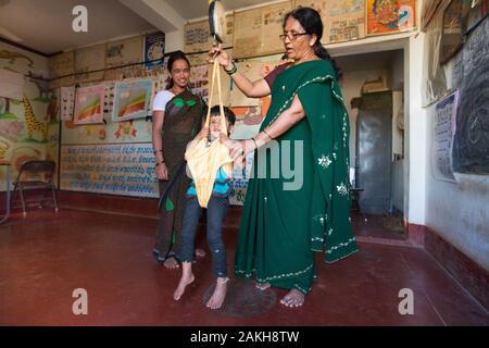 Didascalia: sotto il programma Chamkol, anganwadi (pre-scuola) lavoratori come Shashikala inizierà presto a ricevere training mirati sui modi per minimizzare t Foto Stock