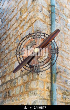 Orologio su una parete di Budva città vecchia, Montenegro Foto Stock