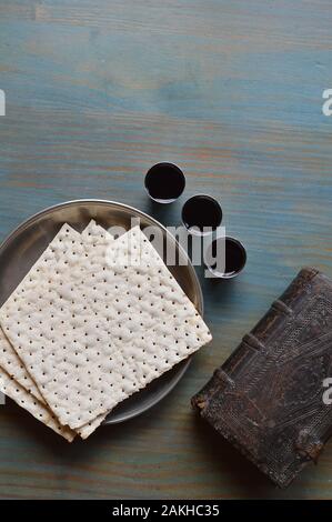 La cena del Signore con pane, vino e un'antica bibbia Foto Stock