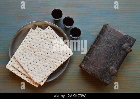 La cena del Signore con pane, vino e un'antica bibbia Foto Stock