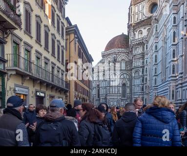 Firenze, Italia, 6 Gennaio 2020: la folla di turisti che si godono il sole invernale, fuori stagione in Firenze, Toscana. Vicino alla cattedrale, Duomo, aka Basilica Foto Stock