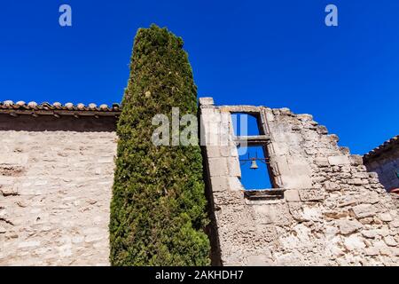 Dettaglio del vecchio edificio nel villaggio francese Les-Baux-de-Provence nel sud della Francia Foto Stock