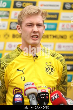 Marbella, Spagna. 9 Gen, 2020. Calcio: Bundesliga, training camp del Borussia Dortmund. Il Dortmunder Julian Brandt parla a un appuntamento Premere nel team hotel. Credito: Friso Gentsch/dpa/Alamy Live News Foto Stock