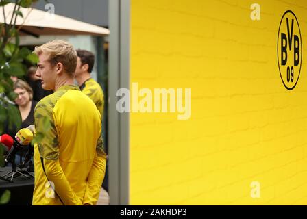 Marbella, Spagna. 9 Gen, 2020. Calcio: Bundesliga, training camp del Borussia Dortmund. Il Dortmunder Julian Brandt parla a un appuntamento Premere nel team hotel. Credito: Friso Gentsch/dpa/Alamy Live News Foto Stock