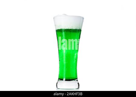 Tradizionale per il giorno di San Patrizio birra verde isolato su sfondo bianco Foto Stock