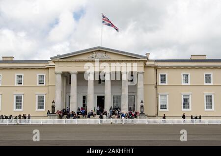 Sandhurst, Berkshire, Regno Unito - 16 Giugno 2019: folle godendo il sole presso la magnifica facciata georgiana del nuovo collegio. Parte della Giornata del patrimonio a San Foto Stock