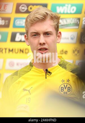 Marbella, Spagna. 9 Gen, 2020. Calcio: Bundesliga, training camp del Borussia Dortmund. Il Dortmunder Julian Brandt parla a un appuntamento Premere nel team hotel. Credito: Friso Gentsch/dpa/Alamy Live News Foto Stock