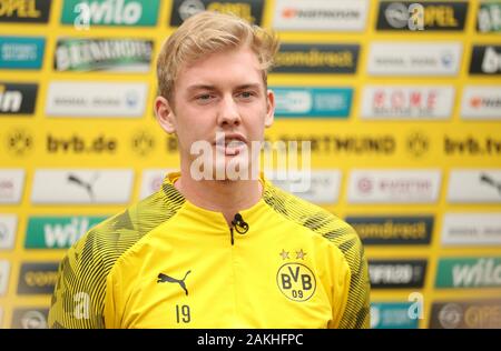 Marbella, Spagna. 9 Gen, 2020. Calcio: Bundesliga, training camp del Borussia Dortmund. Il Dortmunder Julian Brandt parla a un appuntamento Premere nel team hotel. Credito: Friso Gentsch/dpa/Alamy Live News Foto Stock