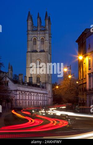 Scena notturna del traffico che fluisce oltre il Magdalen College di Oxford,Oxfordshire,Inghilterra Foto Stock