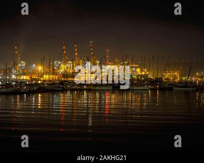 LA SPEZIA, LIGURIA, Italia - Gennaio 8, 2020: porto cittadino, dock e marina di notte con gru, barche, navi e contenitori. Notte. Foto Stock