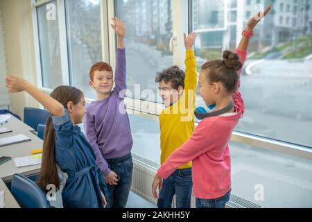 Bambini che giocano durante la loro lezione a scuola Foto Stock