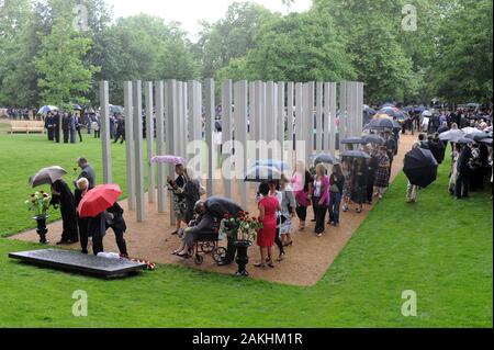 Un memoriale permanente Memorial è svelato in Hyde Park con le Loro Altezze Reali il Principe del Galles e la duchessa di Cornovaglia, sul quarto anniversario dell'attacco terroristico. La cerimonia ha visto la partecipazione di esponenti politici di spicco e le famiglie di 52 vittime uccise. Foto Stock