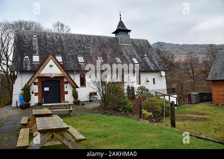 Esterno del Inversnaid bunkhouse e bistro. Questa è una remota bunkhouse vicino al Loch Lomond e popolare con la gente che fa la West Highland Way. Foto Stock