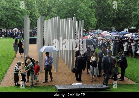 Un memoriale permanente Memorial è svelato in Hyde Park con le Loro Altezze Reali il Principe del Galles e la duchessa di Cornovaglia, sul quarto anniversario dell'attacco terroristico. La cerimonia ha visto la partecipazione di esponenti politici di spicco e le famiglie di 52 vittime uccise. Foto Stock