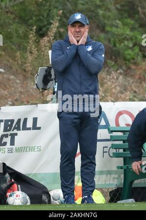 Marbella, Spagna. 9 Gen, 2020. Calcio: Bundesliga, test match al training camp La Quinta campi da calcio, TSG 1899 Hoffenheim - ADO Den Haag (L'Aia). Il pullman Hoffenheim Alfred Schreuder mantiene le sue mani per il suo volto. Credito: Friso Gentsch/dpa/Alamy Live News Foto Stock