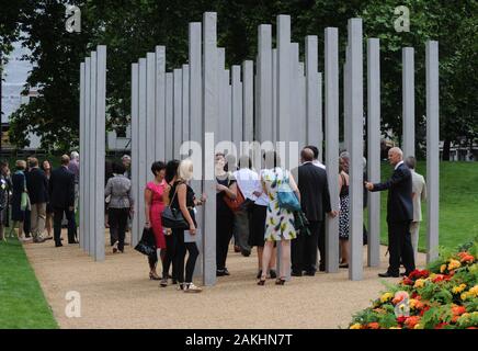 Un memoriale permanente Memorial è svelato in Hyde Park con le Loro Altezze Reali il Principe del Galles e la duchessa di Cornovaglia, sul quarto anniversario dell'attacco terroristico. La cerimonia ha visto la partecipazione di esponenti politici di spicco e le famiglie di 52 vittime uccise. Foto Stock