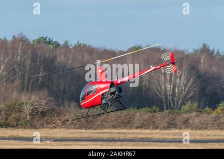 Robinson R22 Beta elicottero decolla da Blackbushe aeroporto, UK. Foto Stock