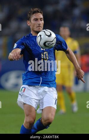 Amburgo Germania, 30 maggio 2006 FIFA World Cup Germany 2006, Italia - Ucraina , corrispondono al Volksparkstadion :Francesco Totti in azione durante la partita Foto Stock