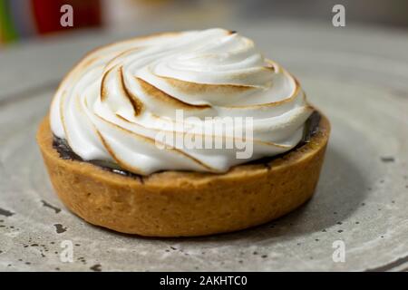 Una deliziosa torta al limone dessert su piastra Foto Stock