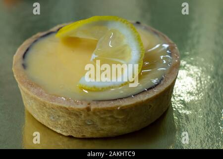 Una deliziosa torta al limone dessert su piastra Foto Stock