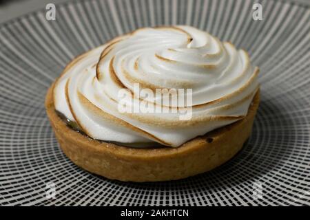 Una deliziosa torta al limone dessert su piastra Foto Stock