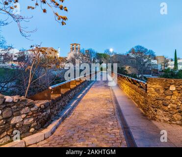 Chiese medievali al tramonto con i loro bellissimi ponti. Foto Stock