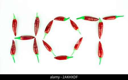 Set di parole CALDE con peperoncino rosso caldo. Sfondo bianco. Peperoncino saltillo (Capsicum annum) Foto Stock