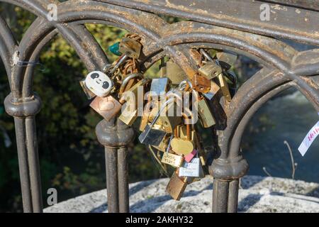 Tanti lucchetti d'amore sul ponte Palatino di Roma Foto Stock