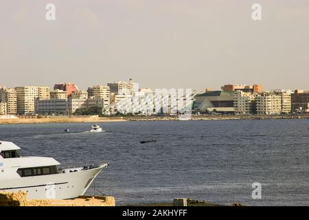 Egitto, Alessandria, vista la Bibliotheca Alexandrina, da QaytBay. Foto Stock