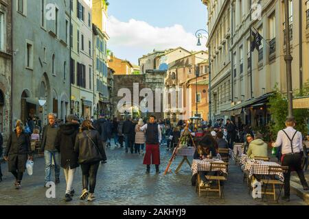 Roma, ITALIA - 10 novembre 2019: Scena della vita quotidiana nel Ghetto, storico quartiere ebraico di Roma, Italia Foto Stock