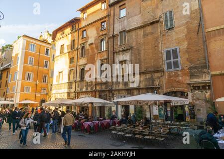 Roma, ITALIA - 10 novembre 2019: Scena della vita quotidiana nel Ghetto, storico quartiere ebraico di Roma, Italia Foto Stock