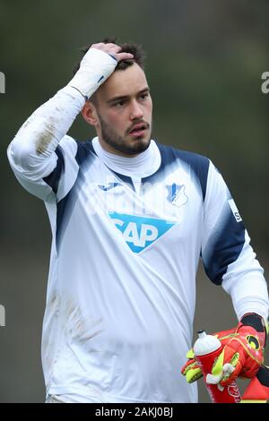 Marbella, Spagna. 9 Gen, 2020. Calcio: Bundesliga, test match al La Quinta campi da calcio training camp, TSG 1899 Hoffenheim - ADO Den Haag (L'Aia). Il portiere Hoffenheim Stefan Drljaca è deluso dopo il gioco. Credito: Friso Gentsch/dpa/Alamy Live News Foto Stock