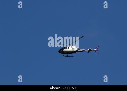 G-WHAM Eurocopter AS0350B3 Ecureuil sorvolano Surrey Foto Stock