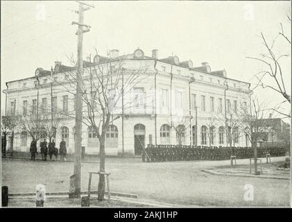 Scelta pittorica e la Manciuria . 213. Polizia giapponese dalla stazione di S. M. R. zona a Mukden (^3s.). 214. La formazione del personale di polizia Scuola, Port Arthur 274 - XVII. Giustizia Giustizia ill tlic Kw.-nilimu: (Hjil^i) rroviiicc e lliu Sud ManchuriaRailway zona viene condotta in tlic ia])ancsc autorità e che in theChinese hvastern Kailway zona tlie dalle autorità russe. Tutti gli stranieri residentsin altri jiarts di Manchxu-ia .luider sono le leggi del proprio paese, lo stesso come in £iny altra parte dei cinesi Ke])ublic. Un cxeejition è, h(jwever,realizzati in materia giuridica adatta rispetto alla terra }x;tween Jap Foto Stock