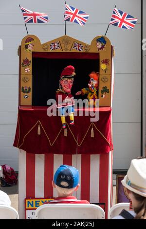 Un Punch & Judy mostra, parte della cultura britannica e un preferito con i bambini, ha eseguito per oltre 350 anni intorno a British località balneari e Foto Stock