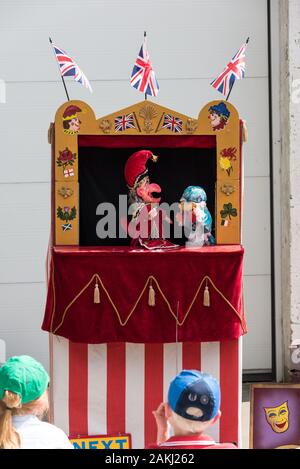 Un Punch & Judy mostra, parte della cultura britannica e un preferito con i bambini, ha eseguito per oltre 350 anni intorno a British località balneari e Foto Stock